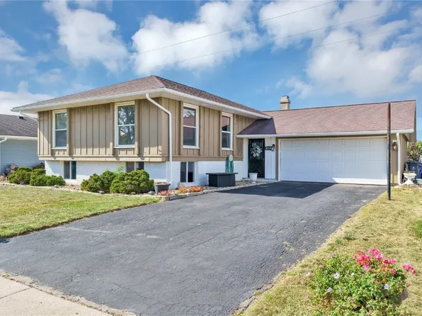 908 Harvest Dr NW, Cedar Rapids, IA 52405