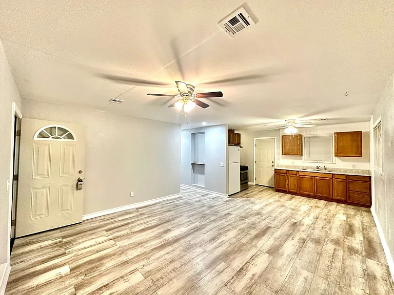 1604 Summit St — Photo 2