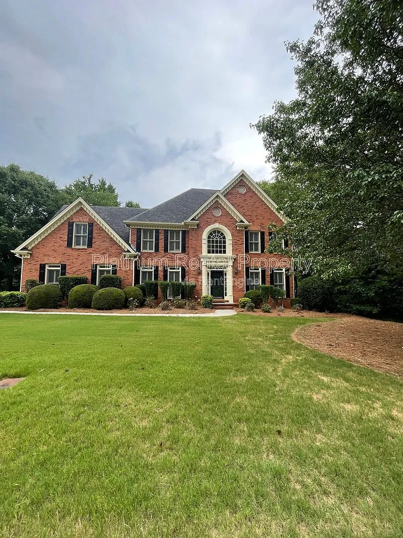 5 bed, 3.0 bath, 4540 sqft, $3,295 — Photo 2