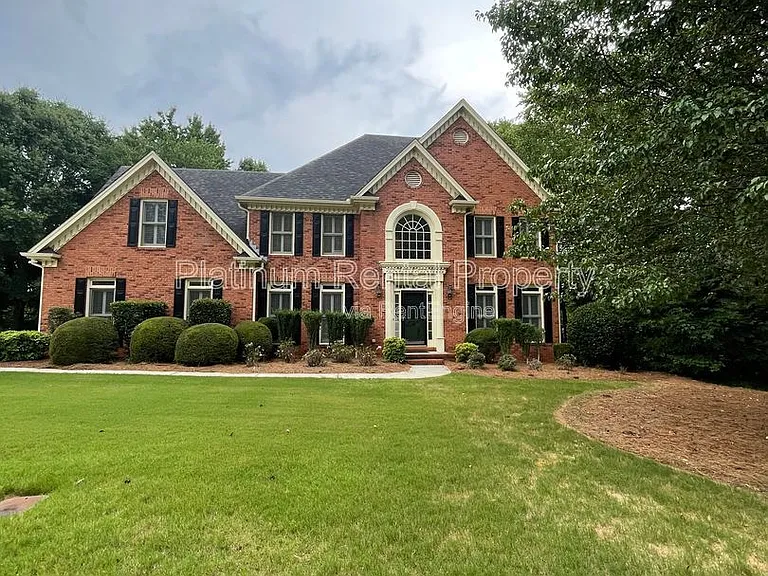 870 Ingleside Dr — Photo 2