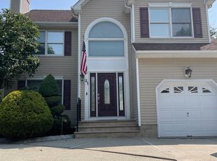 21 10th St, Monroe Township, NJ 08831