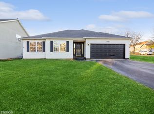 1301 Oakland Cir, North Aurora, IL 60542