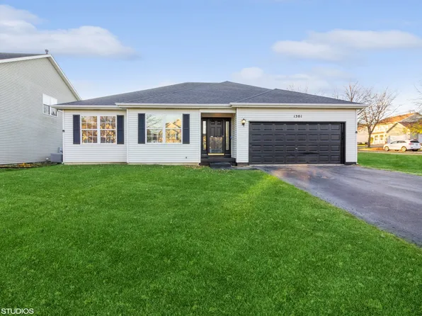 1301 Oakland Cir, North Aurora, IL 60542