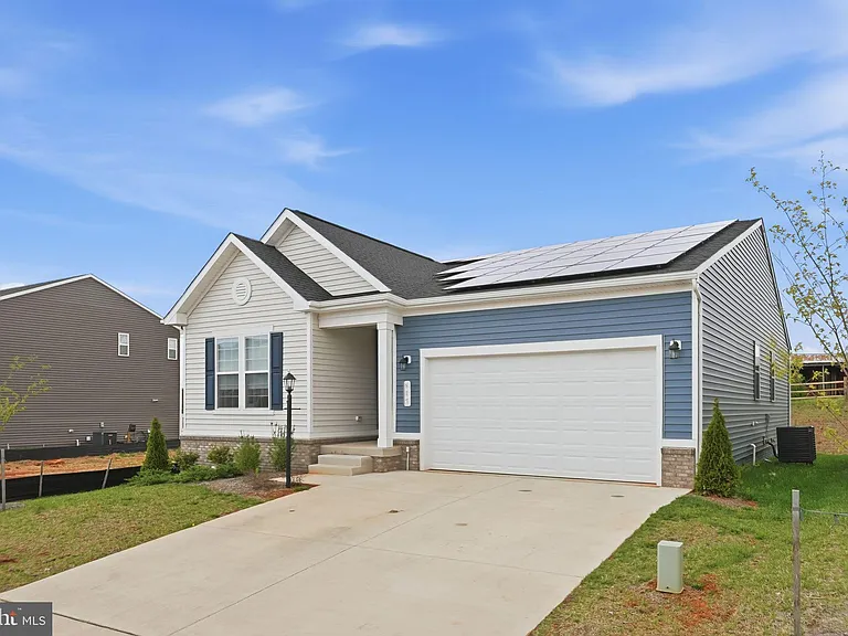 615 Clover Ln — Photo 2