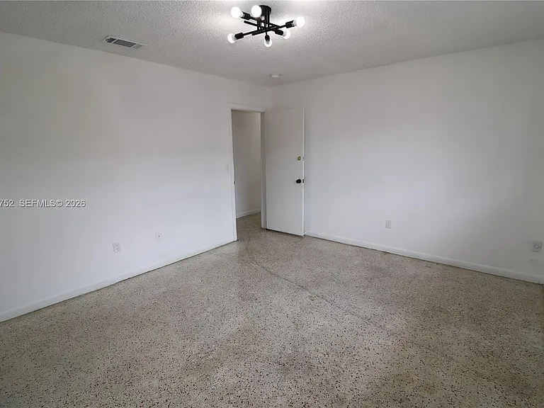 951 SW 7th St #5 — Photo 10