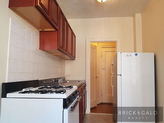 2nd image of 2100 Westbury Ct APT 6F