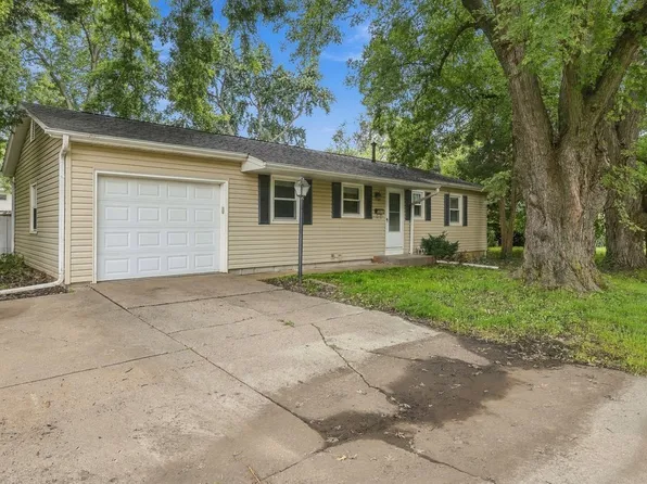 1525 Middle Rd, Bettendorf, IA 52722