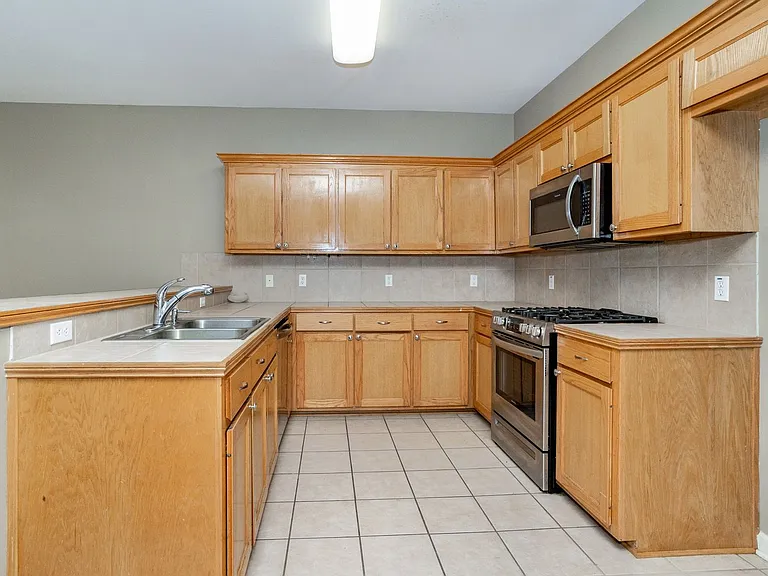 10022 Petersburg Dr — Photo 5