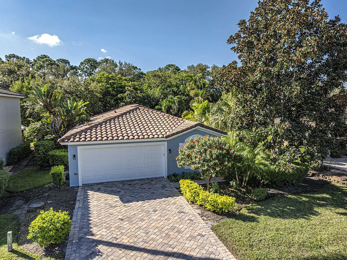 Photo 2 of 35 - 4625 55th St - Vero Beach, FL Building Photo - 4625 55th St