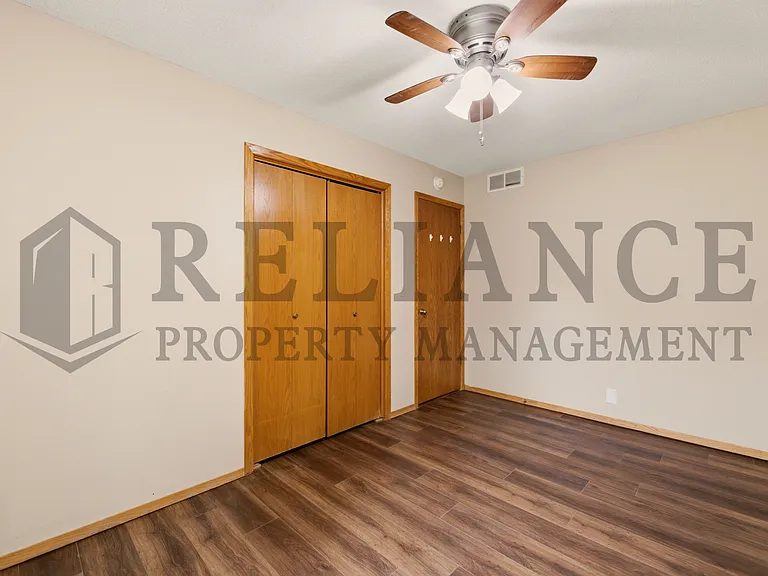 516 N Lakeside Dr — Photo 32