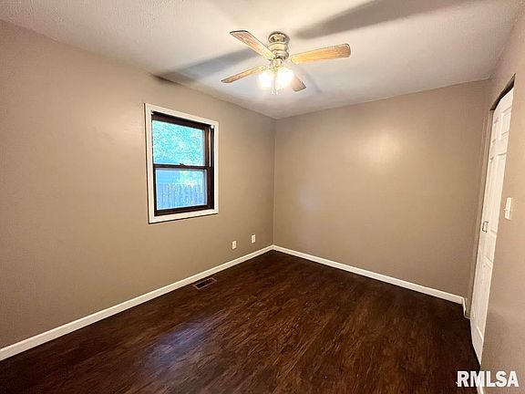3rd image of 8 Wedgewood Ct