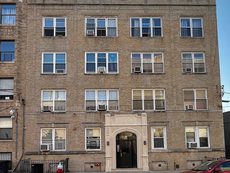 135 Van Wagenen Ave #4B — Photo 1