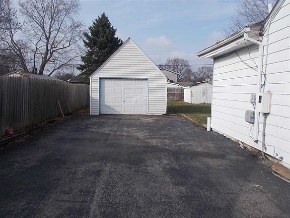 4th image of 904 Colonial Dr