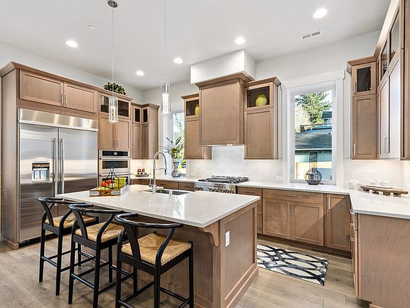 Bright and cheerful gourmet kitchen