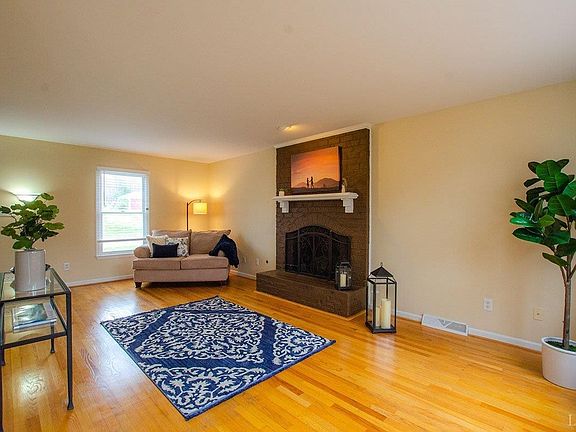 3rd image of 206 Whistlewood Ct