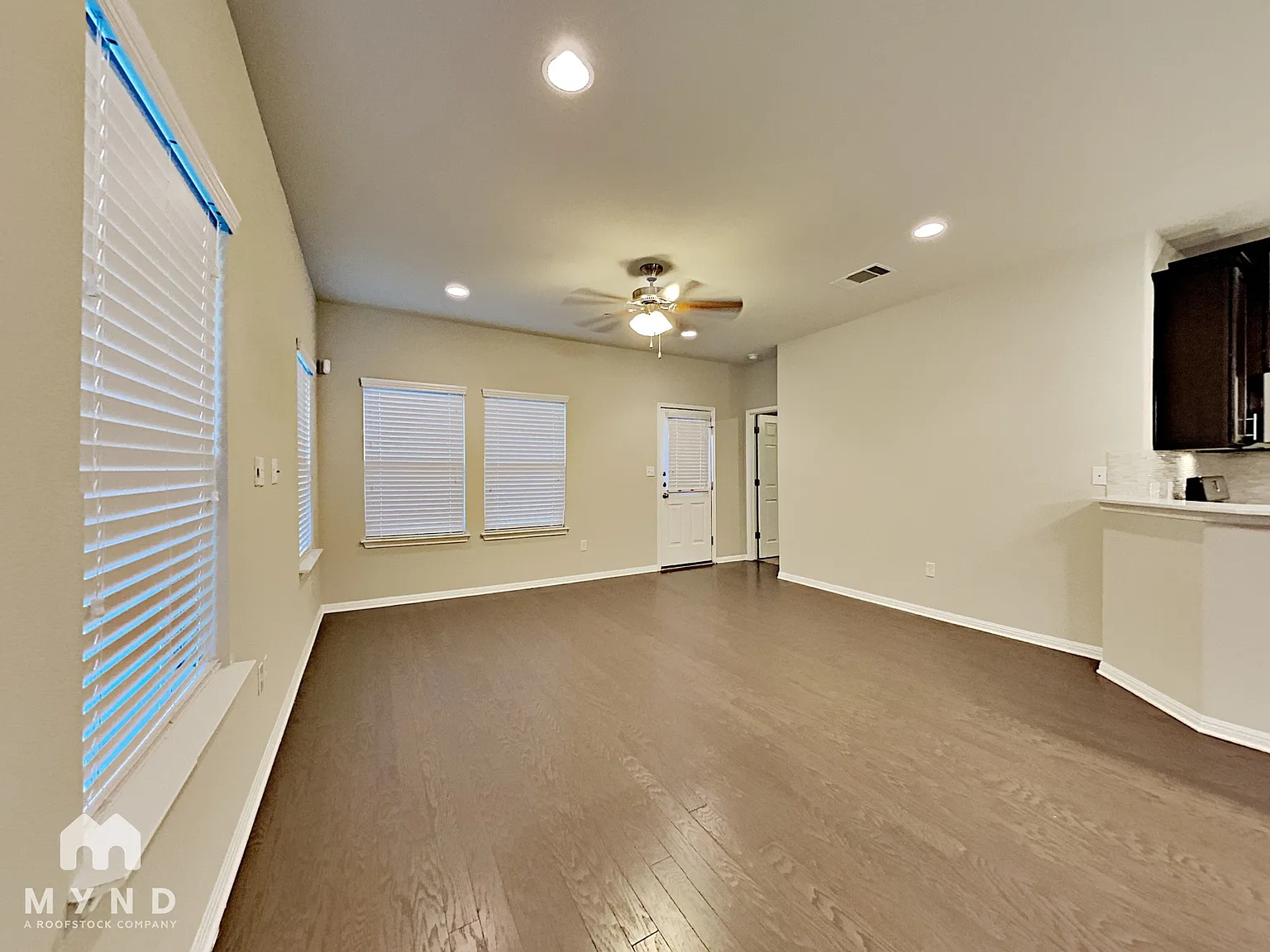 3 bed, 2.0 bath, 1431 sqft, $2,160 — Photo 2