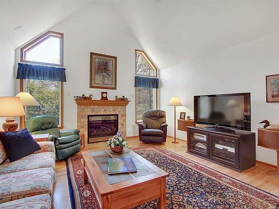 4th image of 1 Oakmont Cir