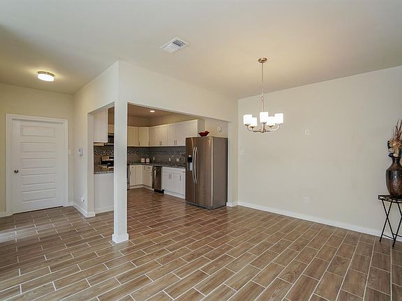 5th image of 429 E Fair Harbor Ln