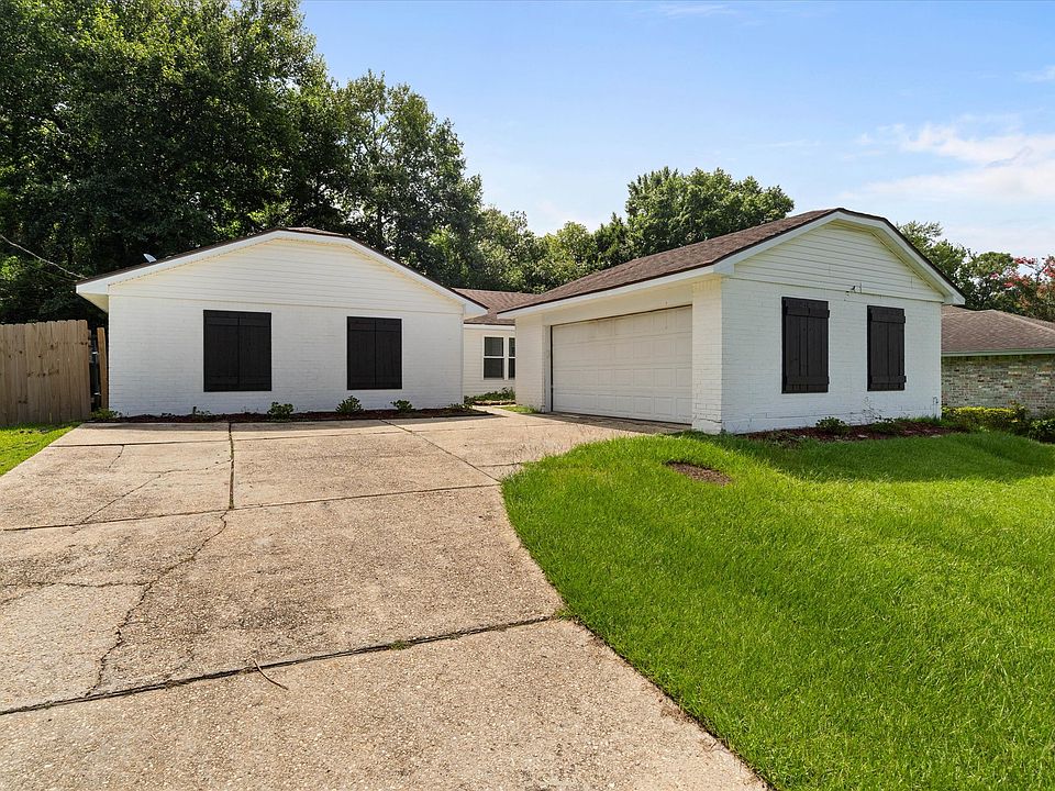 1st image of 122 Lake Forest Blvd