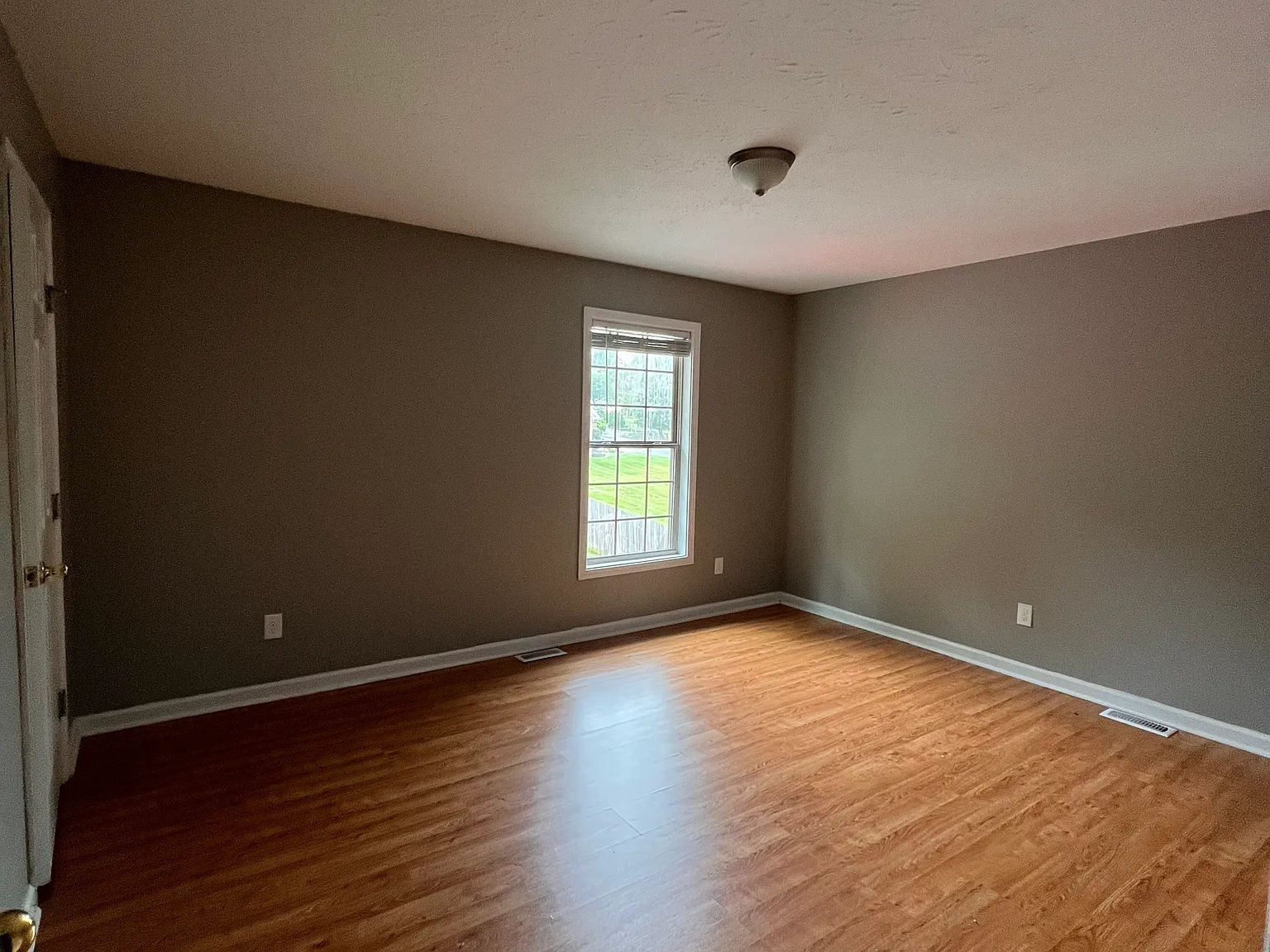 5 bed, 2400 sqft, $425 — Photo 4