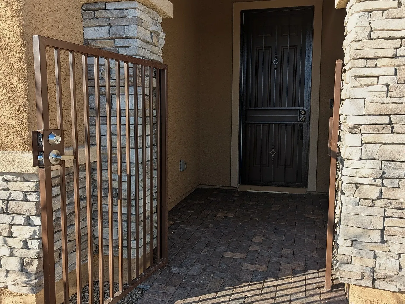 2 bed, 2126 sqft, $2,100 — Photo 2