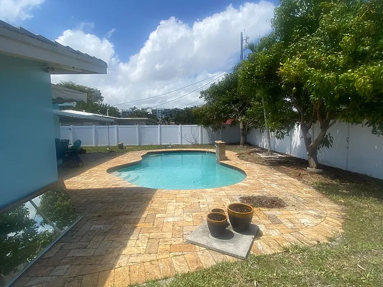 1973 Windward Dr — Photo 2