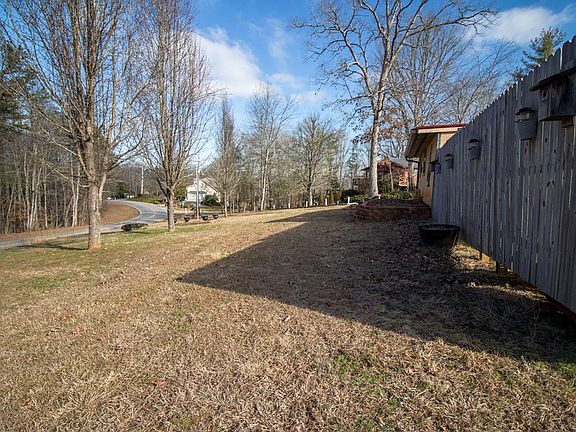 5th image of 40 Mountain Laurel Rd