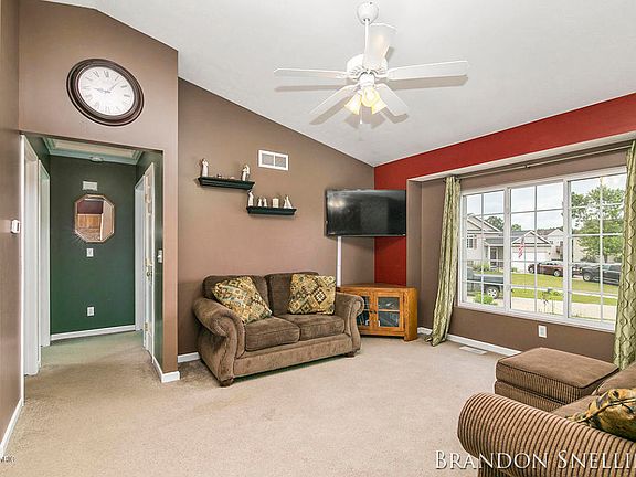 5th image of 602 Silver Birch St