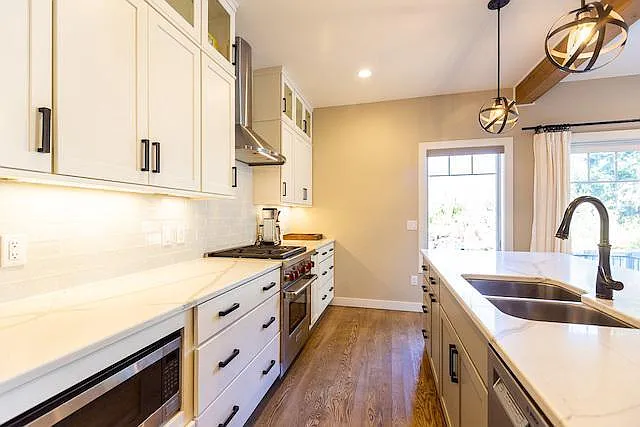 5200 Lake Mendota Dr — Photo 2