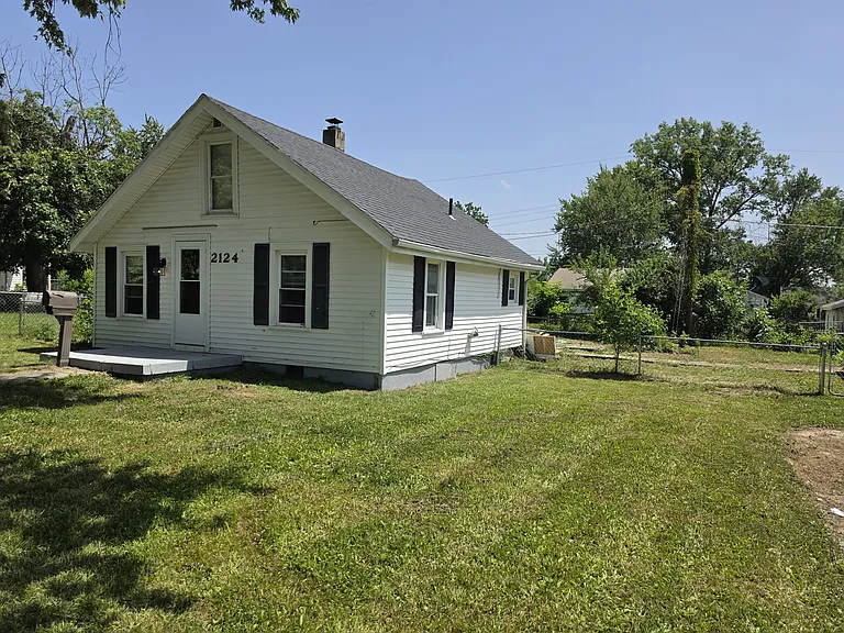 2124 Arthur Ave — Photo 10
