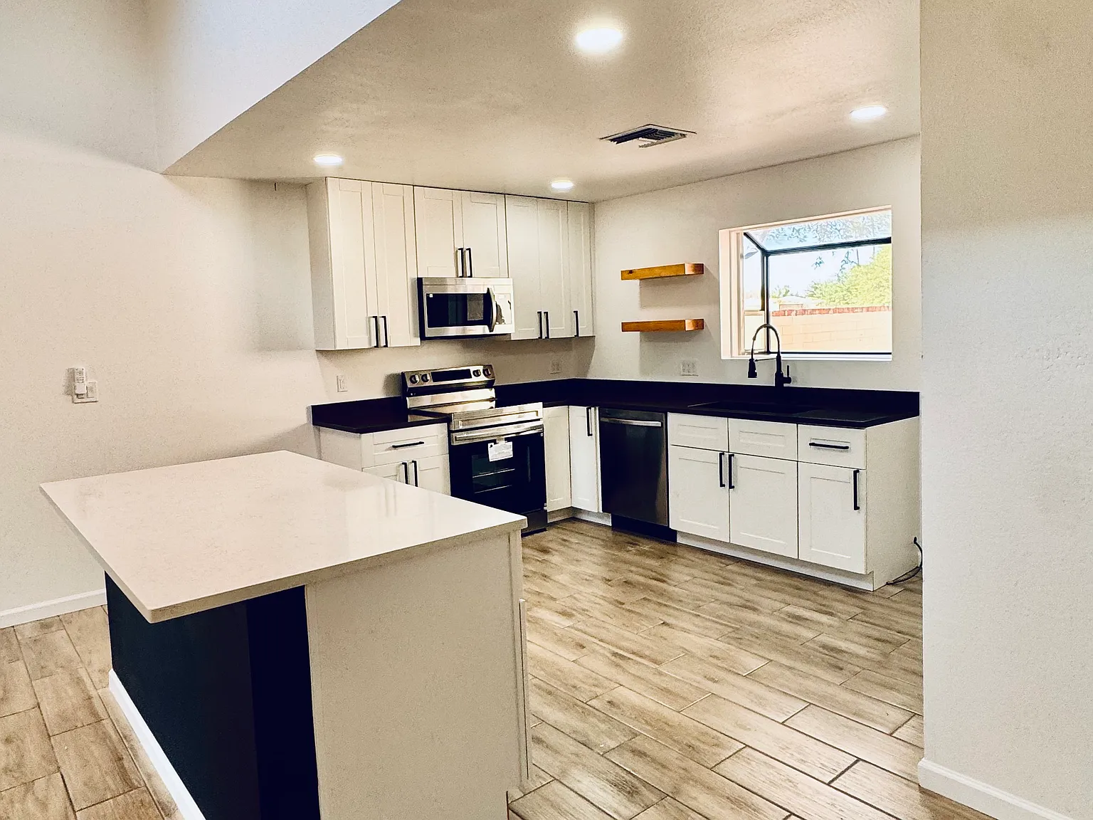 2 bed, 1262 sqft, $2,200 — Photo 3
