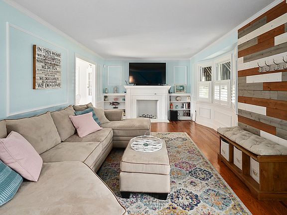 3rd image of 806 Trenton Ave