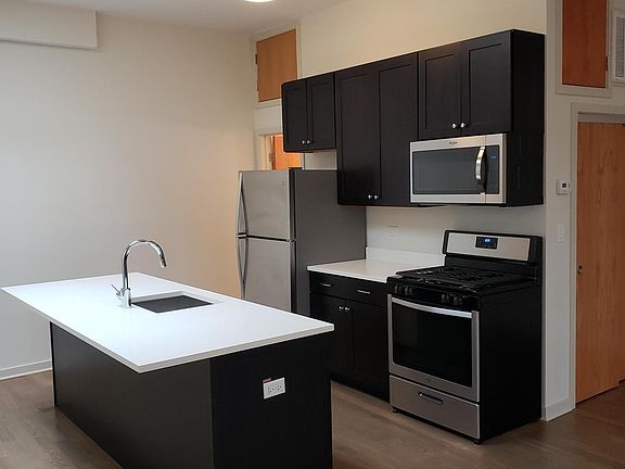 3rd image of 141 S Oak Park Ave APT 4