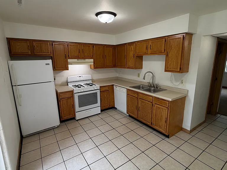 2585 Parkview St #8 — Photo 4