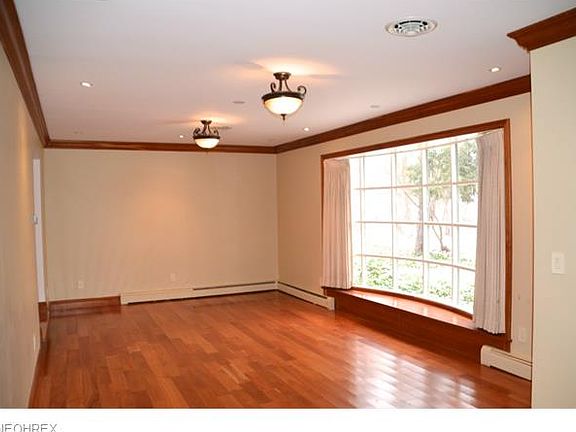 3rd image of 30 Farwood Dr