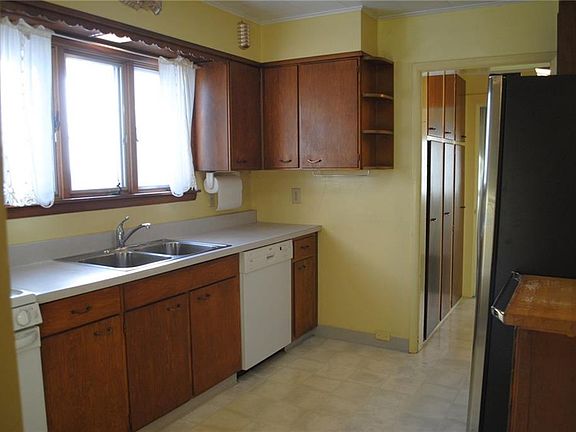 3rd image of 80 Syracuse St