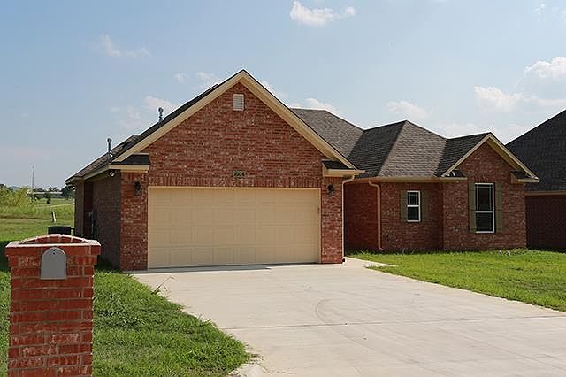 1st image of 1004 Stone Creek Dr