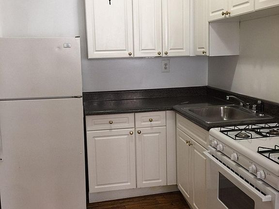 3rd image of 1026 W Loyola Ave #3