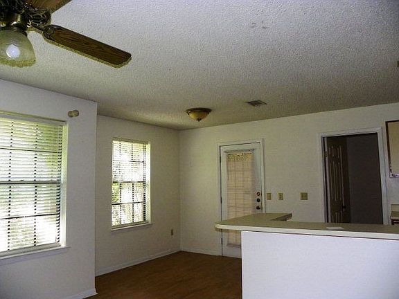 3rd image of 105 Carriage Dr