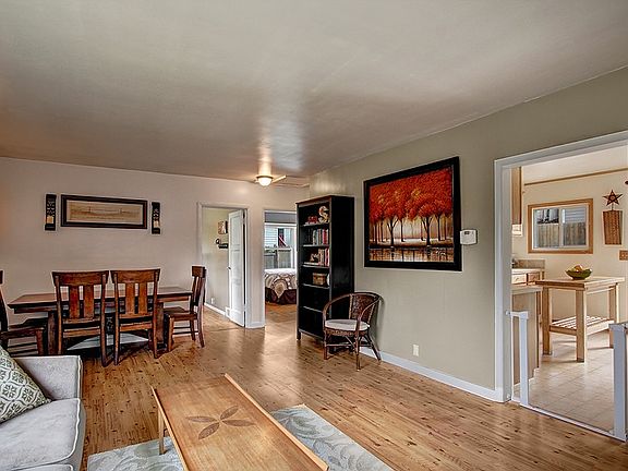 5th image of 18019 25th Ave NE