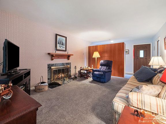 2nd image of 1115 Clague Ave
