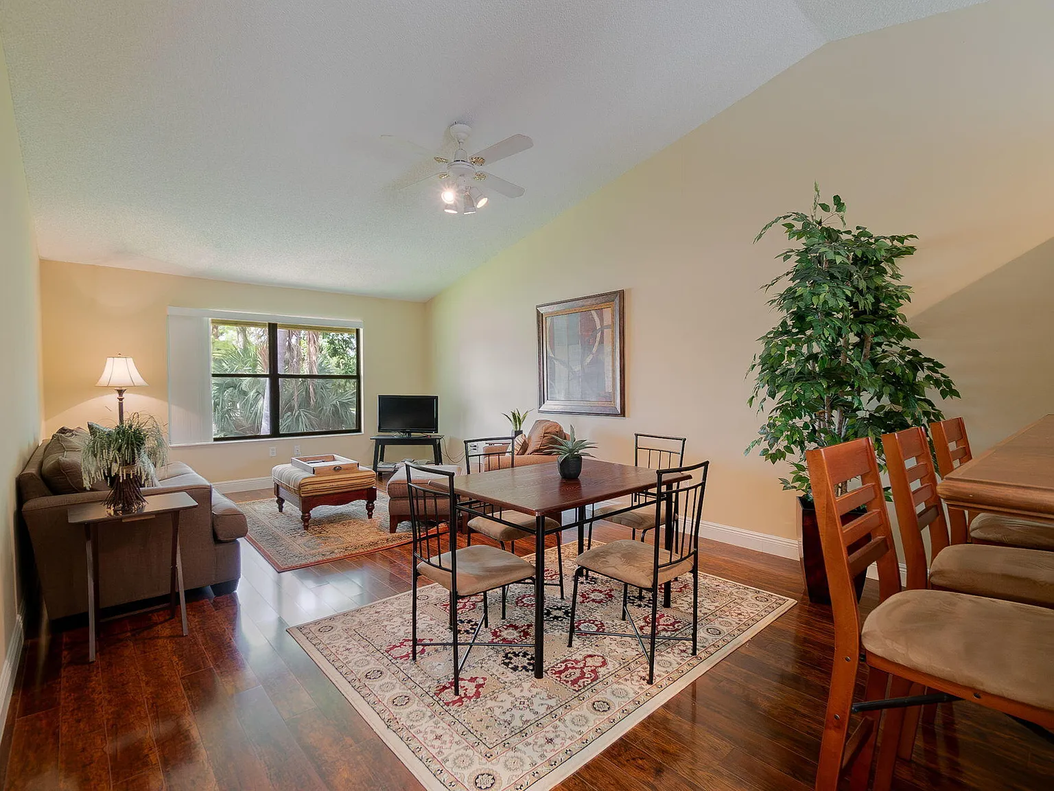 3 bed, 2.0 bath, 1300 sqft, $2,600 — Photo 3