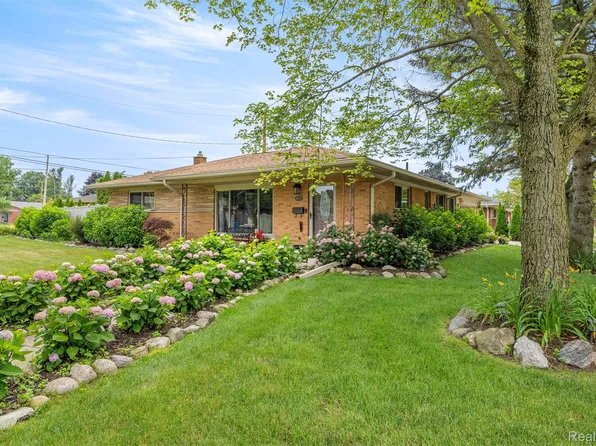 8570 Rockland St, Dearborn Heights, MI 48127