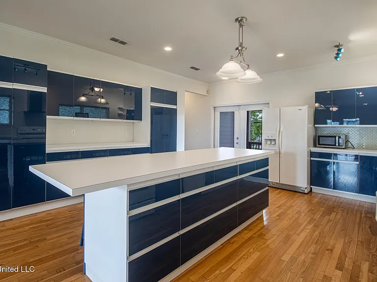 126 Miramar Ave — Photo 9