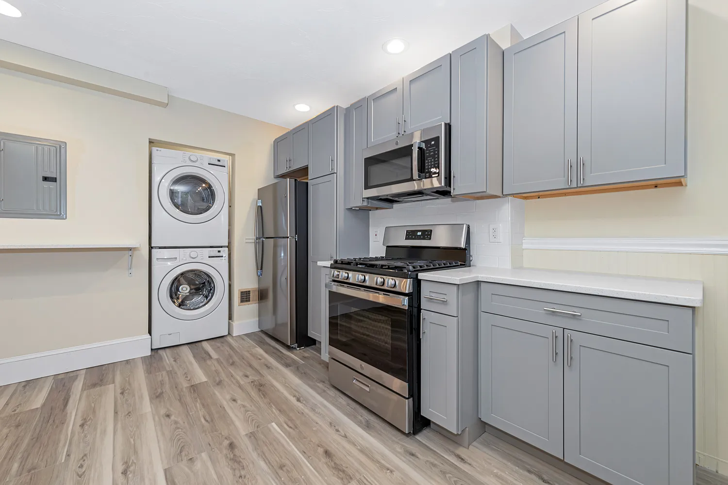 3 bed, 920 sqft, $2,995 — Photo 2
