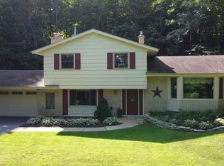 5855 Parkview Dr, Hartford, WI 53027