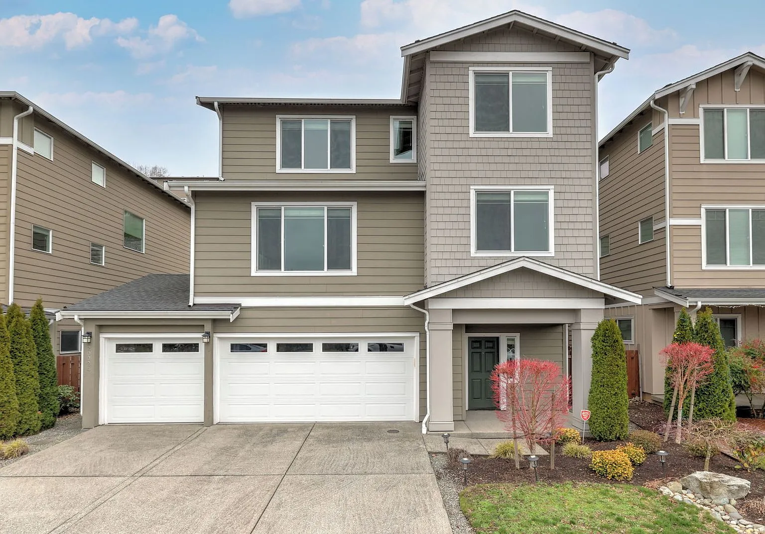 Brightview 4Bedroom with MainFloor Bedroom, 3Car Garage, and Exceptional Outdoor Space — Photo 1
