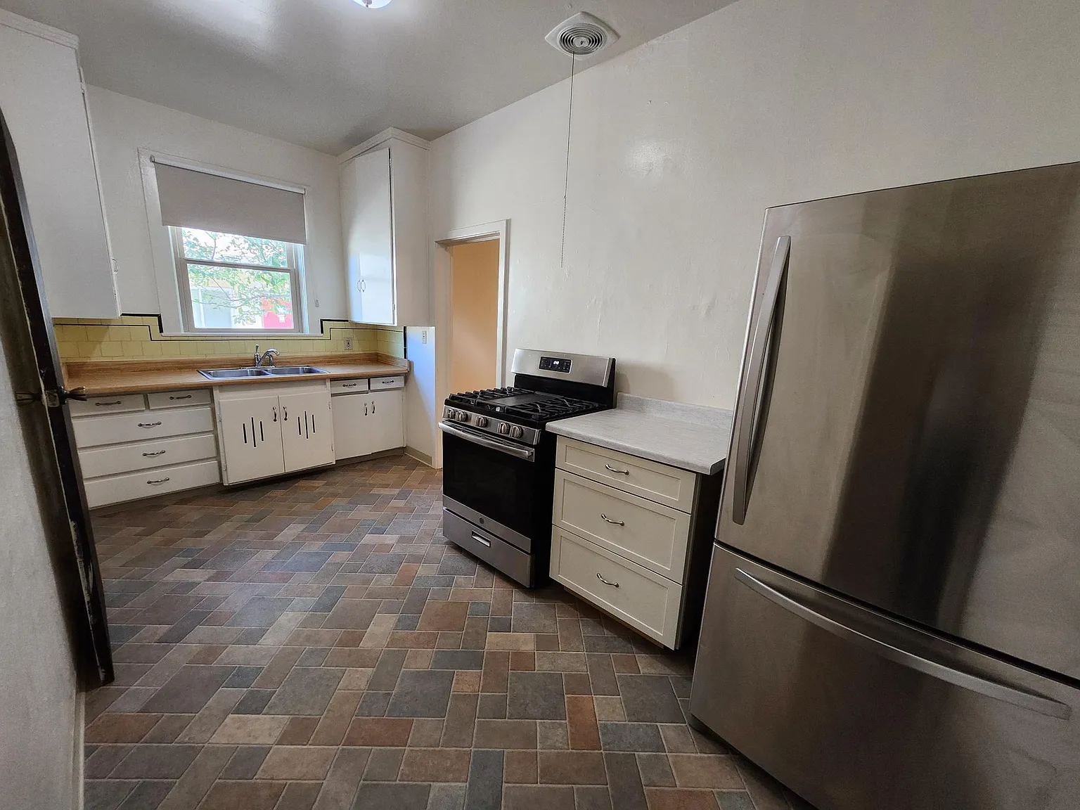 2 bed, 900 sqft, $3,200 — Photo 4