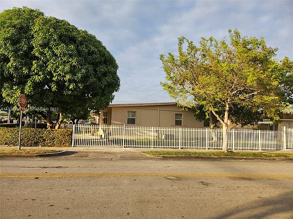3rd image of 275 SW 114th Ave