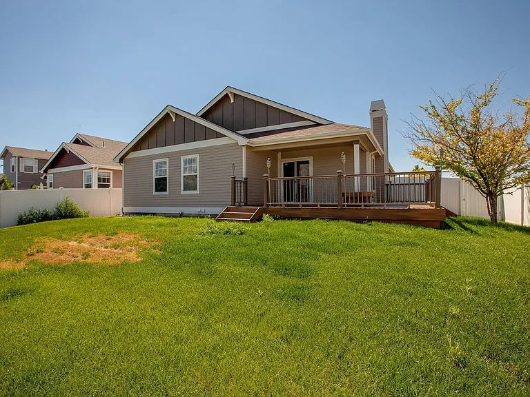 1076 Fairfield Ave — Photo 45